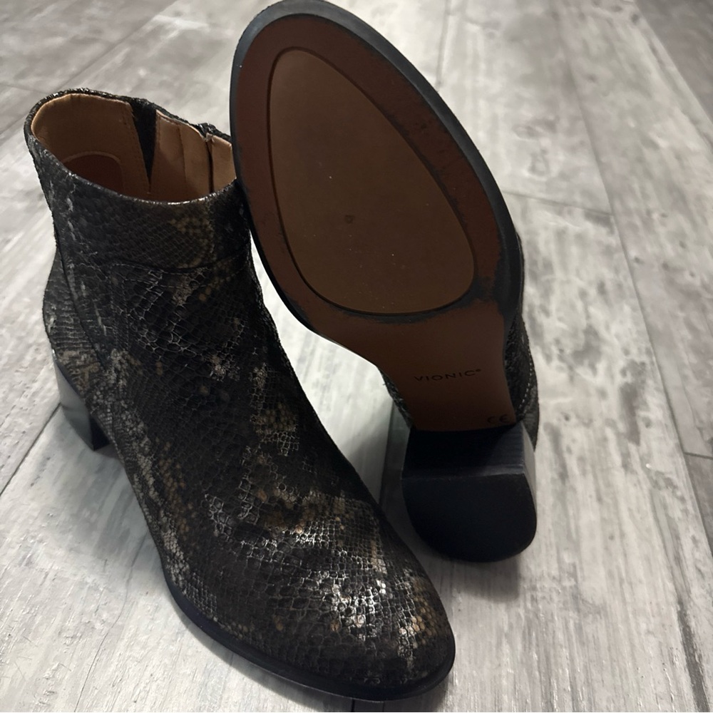 Vionic Women's Kamryn Ankle Boots Pewter Boa‎ Bootie Size 7 darkmoody whimsygoth - Picture 2 of 5